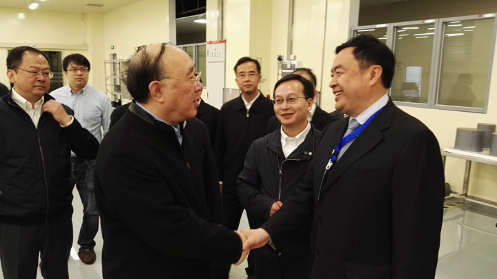 2重慶市市長黃奇帆與趙振元同志親切交談，中立者為重慶超硅總經(jīng)理長陳猛.jpg