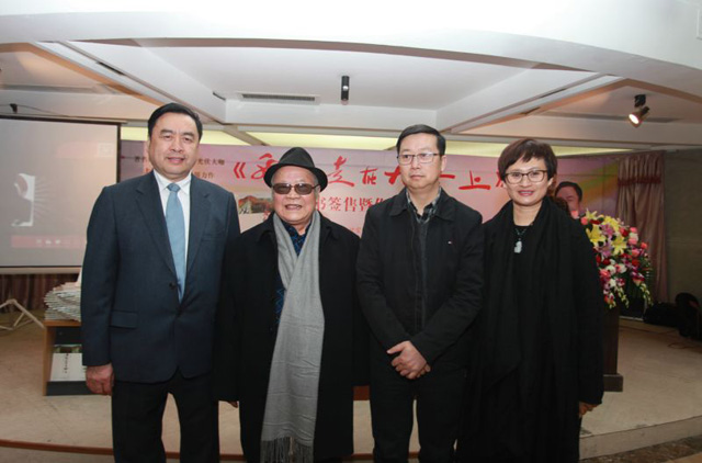 16-趙振元和四川人民出版社社長黃立新、中外散文詩學(xué)會(huì)主席、著名作家海夢(mèng)親切合影.jpg