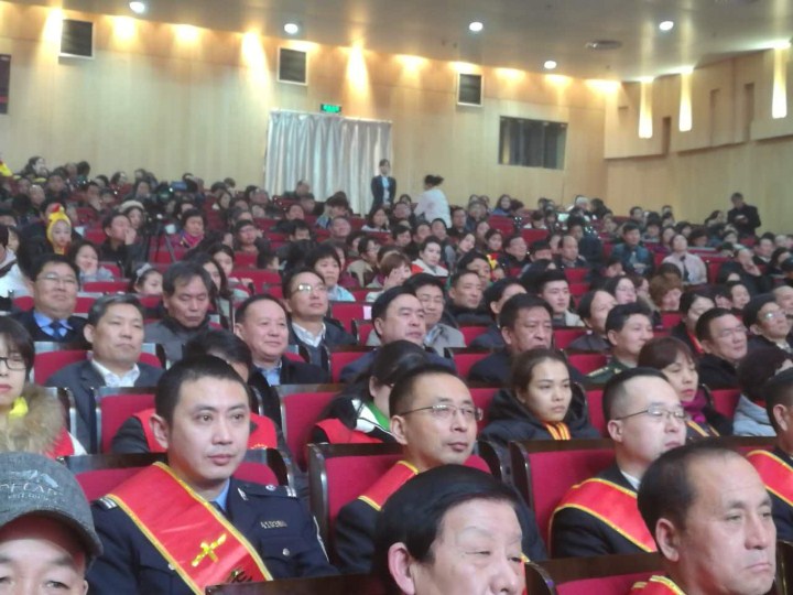 2-趙振元同志與袁三軍市委書記、市人大主任李明楨、市政協(xié)主席談得勝、駐鞏義部隊(duì)首長等一起觀看晚會(huì).jpg