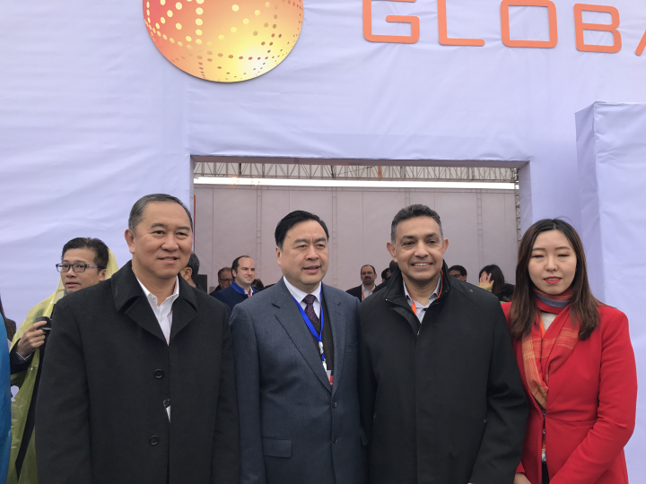 3-趙振元與格羅方德全球首席執(zhí)行官桑杰.賈（右二）、副總裁洪啟財（左一）等親切合影.jpg