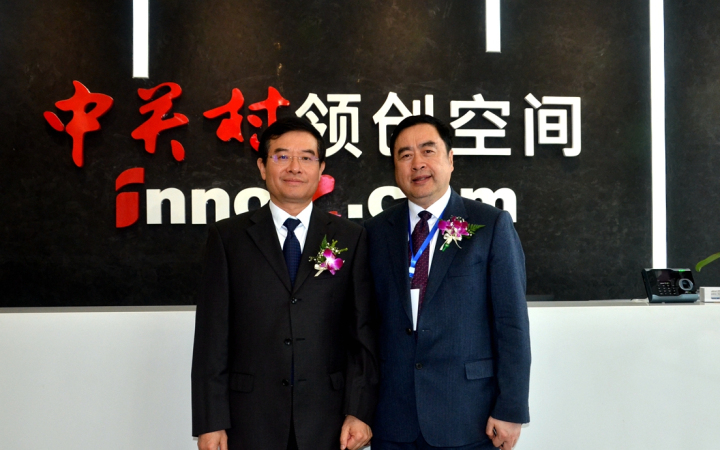 22-趙振元同志與成都市政協(xié)副主席、黨組副書記郝康理親切合影.jpg