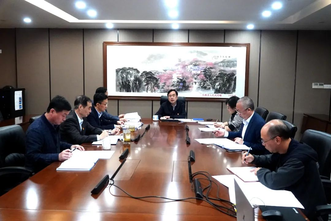 趙振元在黨委中心組學(xué)習(xí)二十大報(bào)告會(huì)上提出三個(gè)工作要點(diǎn)：第一堅(jiān)持十年來(lái)的正確路線；第二開(kāi)啟新的一百年征程；第三堅(jiān)持電子和新能源領(lǐng)域外開(kāi)辟更多新的賽道_副本.png